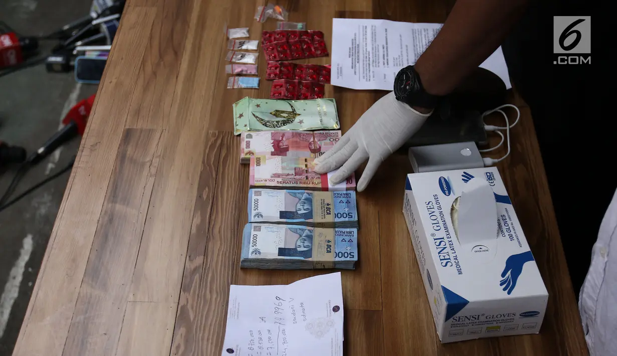 Barang bukti saat rilis narkoba di Ditresnarkoba Polda Metro Jaya, Jakarta, Selasa (18/7). Salah satu tersangka yang tertangkap polisi adalah artis Prety Asmara. (Liputan6.com/Herman Zakharia) 