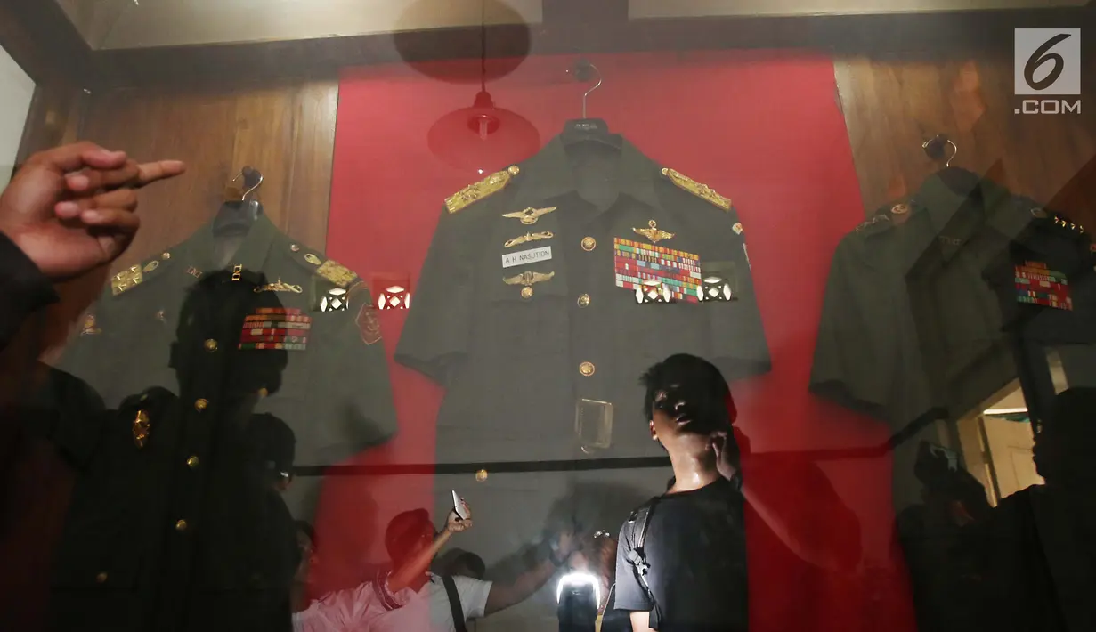 Pengunjung melihat seragam Jendral AH Nasution yang menjadi koleksi Museum AH Nasution di Menteng, Jakarta, Sabtu (30/9). (Liputan6.com/Angga Yuniar)