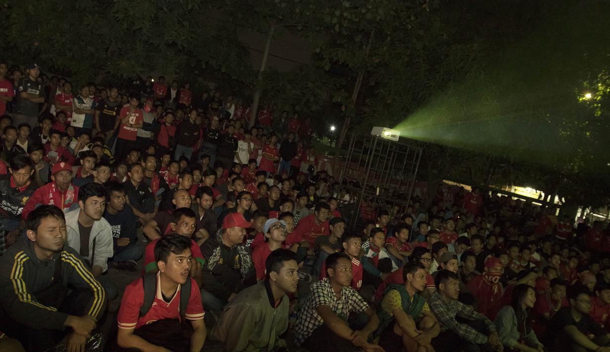 Suasana ramainya pendukung Liverpool yang mengikuti kegiatan nonton bareng Manchester United melawan Liverpool bersama Bola.com di Alibaba Futsal, Bekasi, Minggu (13/9/2015). (Bola.com/Vitalis Yogi Trisna)