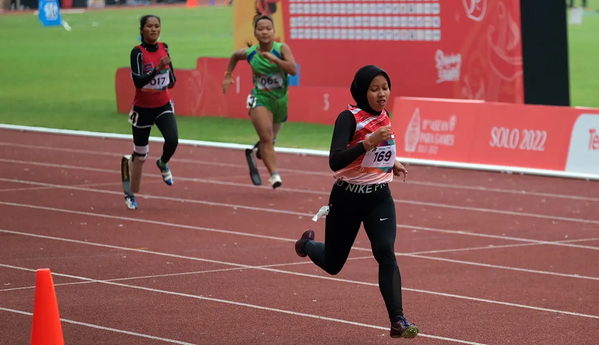 Karisma Evi T berhasil meraih medali emas lari 200 meter putri pada ASEAN Para Games 2022 di Stadion Manahan Solo, 2 Agustus 2022. (Foto: Dok. ASEAN Para Sports Federation)