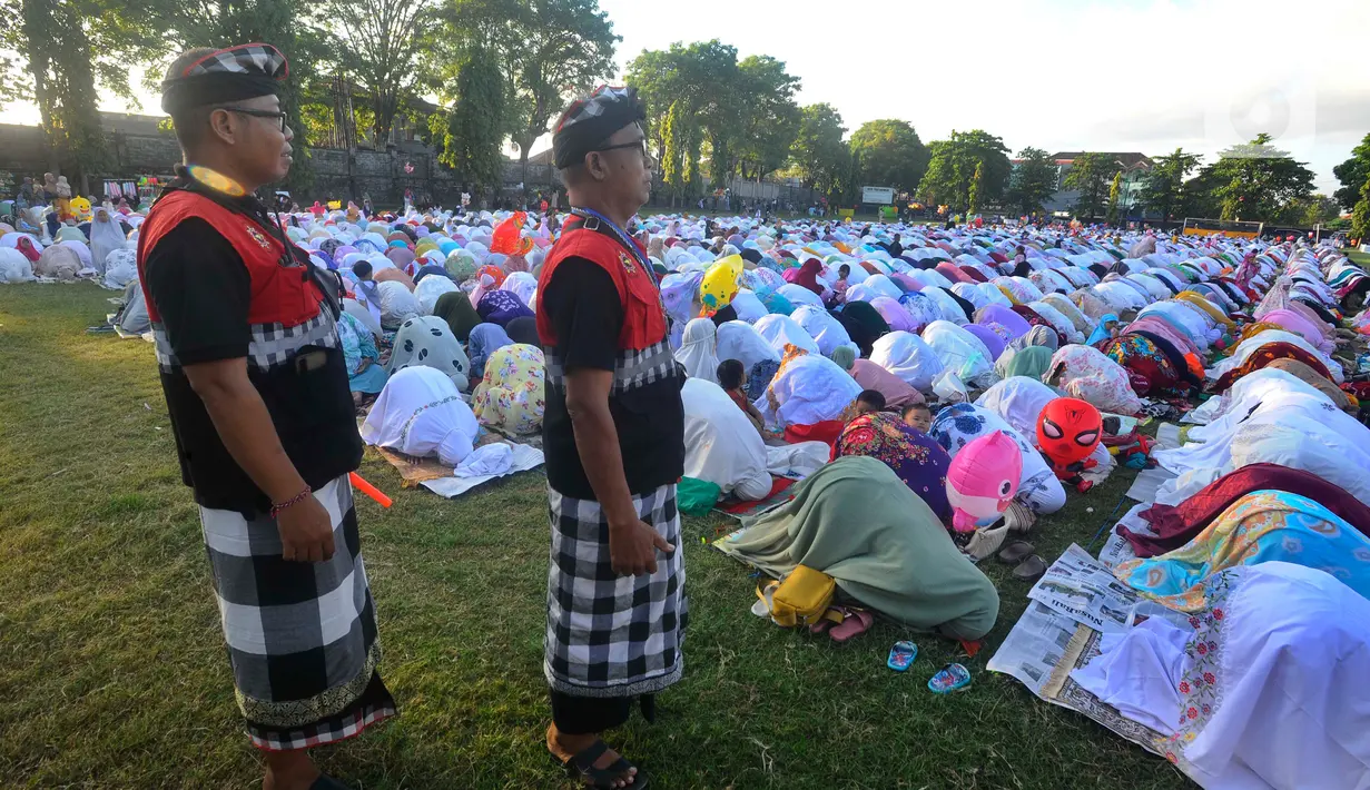 Para pecalang dilibatkan dalam pengamanan, mulai dari bulan Ramadhan hingga Lebaran. (merdeka.com/Arie Basuki)