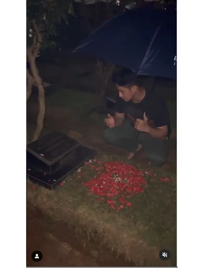 6 Momen Chand Kelvin Ziarah ke Makam Olga Syahputra, Peringati 7 Tahun Kepergian
