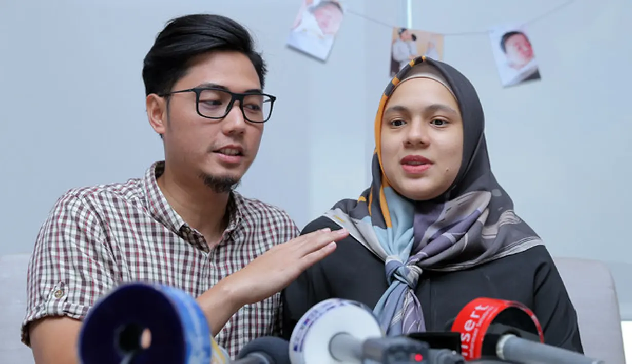 "Persalinannya ngga maju, sampai udah 14 jam masih pembukaan dua dan aku nyeri kontraksinya sampai setiap menit itu sakit, sampe aku mgerasa mau mati, jadi ya udah (pilih caesar) daripada aku pikir aku tewas," kata Nycta Gina. (Deki Prayoga/Bintang.com)