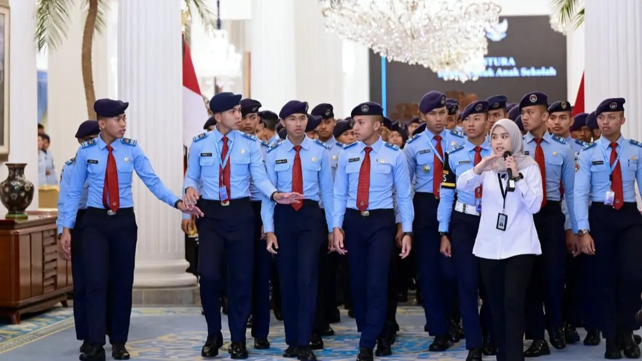 Sejumlah siswa SMA Taruna Nusantara dari kampus Magelang, Cimahi, dan Malang mengunjungi Istana Kepresidenan Jakarta pada Kamis (16/4/2026) pagi dalam rangka mengikuti program Istana untuk Anak Sekolah.