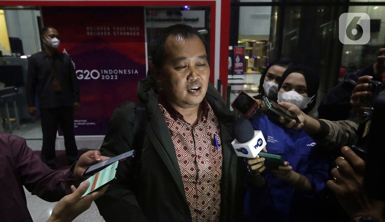 Koordinator Masyarakat Antikorupsi Indonesia (MAKI) Boyamin Saiman usai menjalani pemeriksaan di Gedung KPK, Jakarta, Selasa (17/5/2022). Boyamin Saiman diperiksa dalam kapasitas jabatan Direktur PT Bumirejo sebagai saksi terkait dugaan pencucian uang yang dilakukan Bupati Banjarnegara nonaktif, Budhi Sarwono. (Liputan6.com/Helmi Fithriansyah)