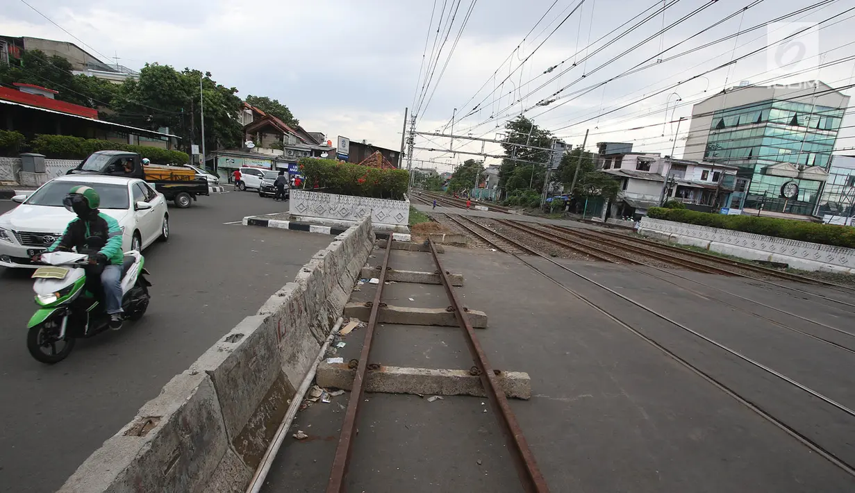 Kendaraan melintas di perlintasan Jalan Angkasa Raya Kemayoran, Jakarta, yang ditutup, Kamis (26/10). Penutupan permanen mulai 3 November 2017 tersebut mendapat protes warga karena membuat Jalan Angkasa semakin macet. (Liputan6.com/Immanuel Antonius)