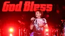 Grup band rock legendaris God Bless menjadi salah satu pengisi dalam konser lintas generasi 5UPERGROUP. Konser berlangsung merianh di Plenary Hall, Jakarta Convention Center, Selasa (21/11/2017) malam. (Adrian Putra/Bintang.com)