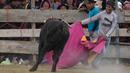 <p>Seorang matador amatir tampil dalam Festival Our Lady of the Rosary di Desa Andes, Huarina, Bolivia, Senin (3/10/2022). Sekelompok matador amatir menampilkan parodi dari adu banteng Spanyol, tetapi tanpa mengorbankan banteng. (AP Photo/Juan Karita)</p>