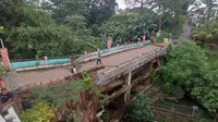 Jembatan Cibedug Girang yang merupakan penghubung Desa Desa Sukaraja dan Desa Sukatani, Kecamatan Sukaraja, Kabupaten Bogor, patah diterjang banjir. (Foto: Achmad Sudarno/Liputan6.com).