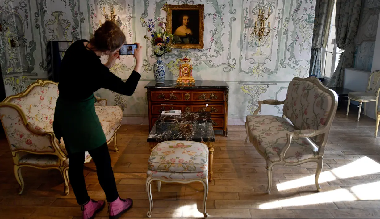 Seorang wanita mengambil gambar furnitur Hotel Ritz di rumah lelang Artcurial, Paris, Rabu (11/4).  Hotel yang menjadi tempat tinggal Coco Chanel pada 1937 - 1971 ini, sedang tahap renovasi dan beberapa furnitur akan diperbaharui. (GERARD JULIEN/AFP)