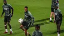 Bek Real Madrid Eder Militao (tengah) mengambil bagian dalam sesi latihan di Valdebebas, pinggiran Madrid, Selasa (1/11/2022). Real Madrid akan menjamu Celtic di Santiago Bernabeu pada matchday terakhir Grup F Liga Champions 2022/2023 Kamis dini hari WIB, 3 November 2022. (Photo by PIERRE-PHILIPPE MARCOU / AFP)