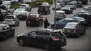 Seorang pria yang mengenakan masker terlihat di sebuah jalan di Beirut, Lebanon, 30 November 2020. kebijakan karantina wilayah (lockdown) di Lebanon akan dicabut agar dunia usaha dapat mengompensasi kerugian mereka menjelang musim perayaan Natal dan Tahun Baru. (Xinhua/Bilal Jawich)