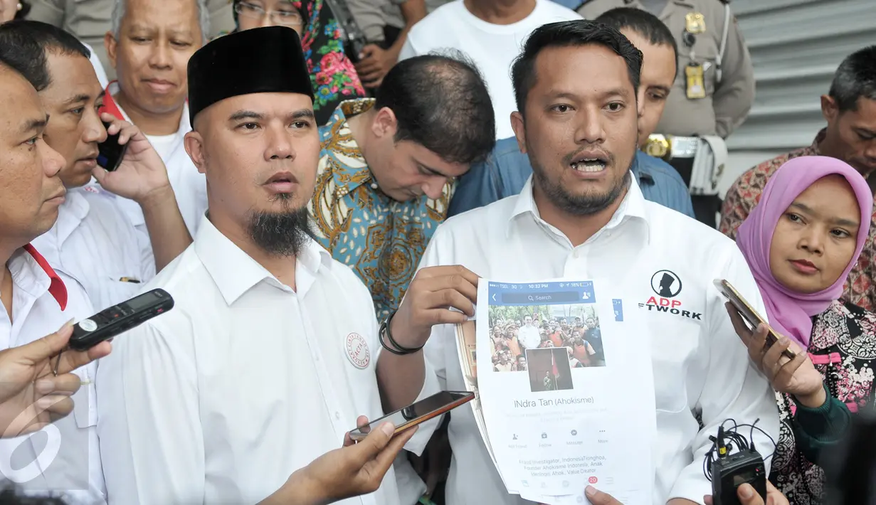 Kuasa hukum Ahmad Dhani, Ramdan Alamsyah menunjukan barang bukti dari media sosial, Jakarta, Rabu (9/11). Ahmad Dhani melaporkan oknum pihak yang menuduhnya menghina Presiden Joko Widodo. (Liputan6.com/Yoppy Renato)