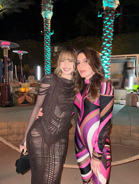 Penyanyi Rockstar itu tampil berani dengan gaun rajut panjang menerawang warna hitam [@lalalalisa_m]