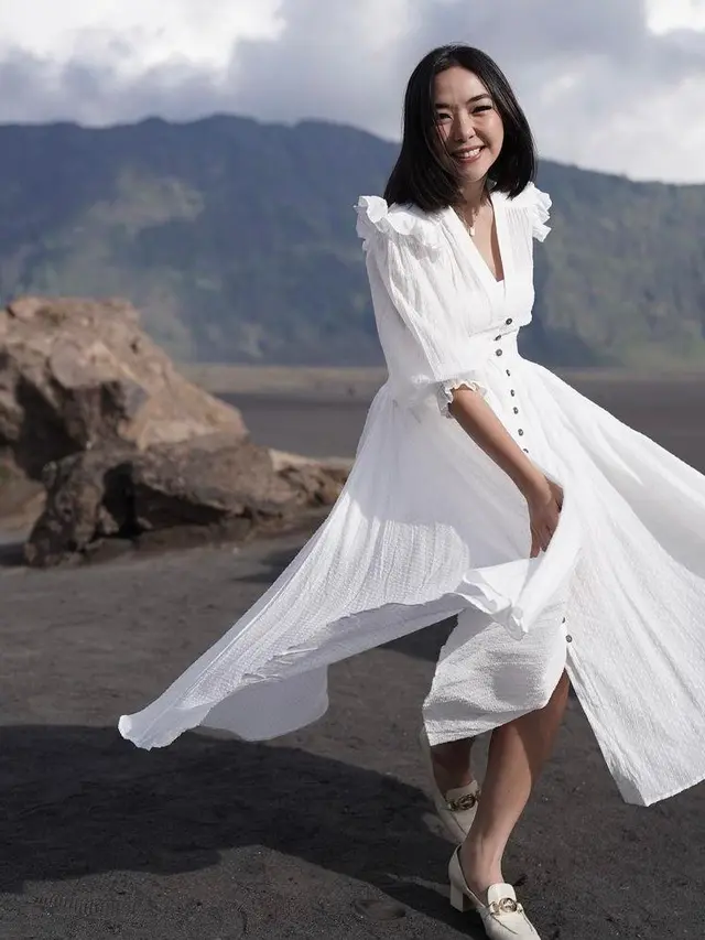 6 Gaya Gisella Anastasia Jadi Model Video Klip di Bromo, Menawan Kenakan Dress Putih dan Sepatu Hak Tinggi