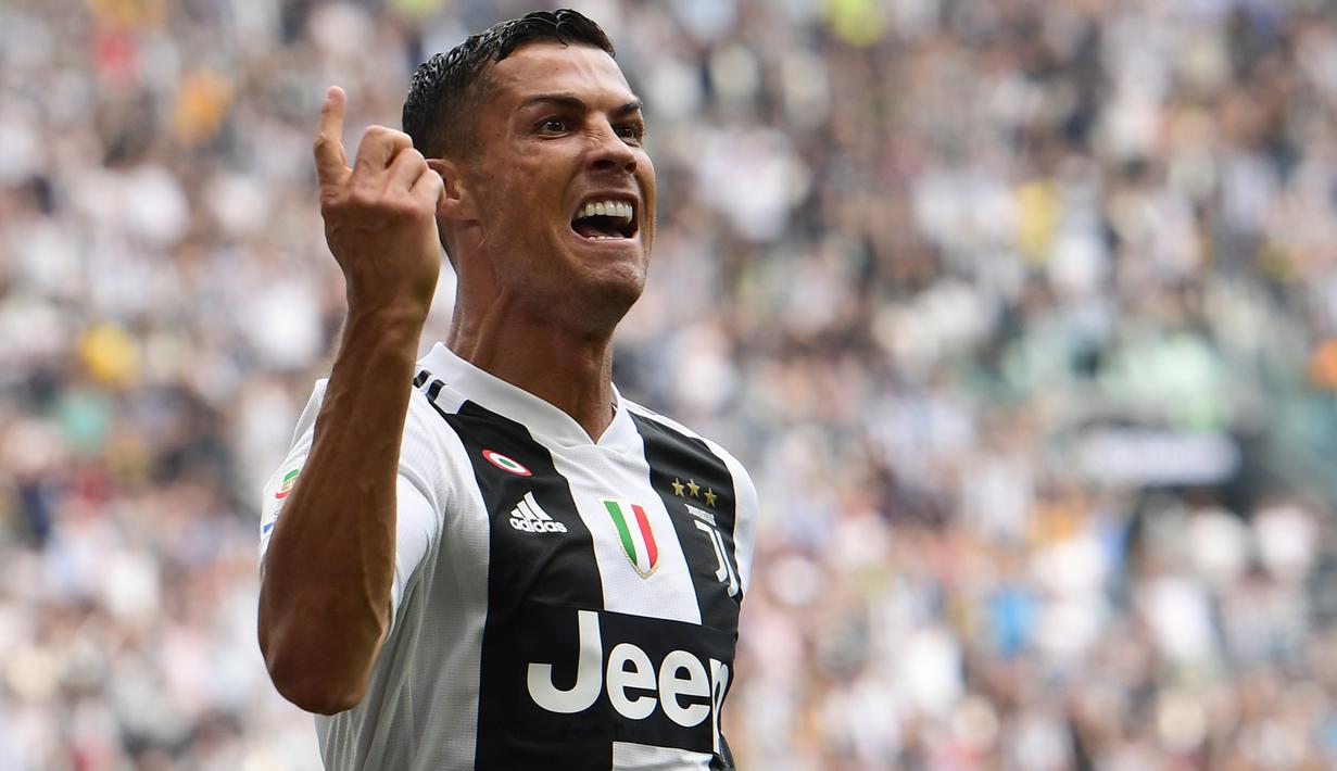 Striker Juventus, Cristiano Ronaldo, merayakan gol yang dicetaknya ke gawang Sassuolo pada laga Serie A di Stadion Juventus, Turin, Minggu (16/9/2018). CR 7 cetak dua gol, Juve menang 2-0 atas Sassuolo. (AFP/Miguel Medina)