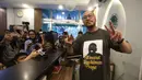 Komika, Pandji Pragiwaksono berpose saat usai menjawab pertanyaan pewarta di Gedung Majelis Ulama Indonesia (MUI), Jakarta, Selasa (3/2/2026). Komika, Pandji Pragiwaksono bertandang ke Majelis Ulama Indonesia (MUI). (Kapanlagi.com/Budy Santoso)