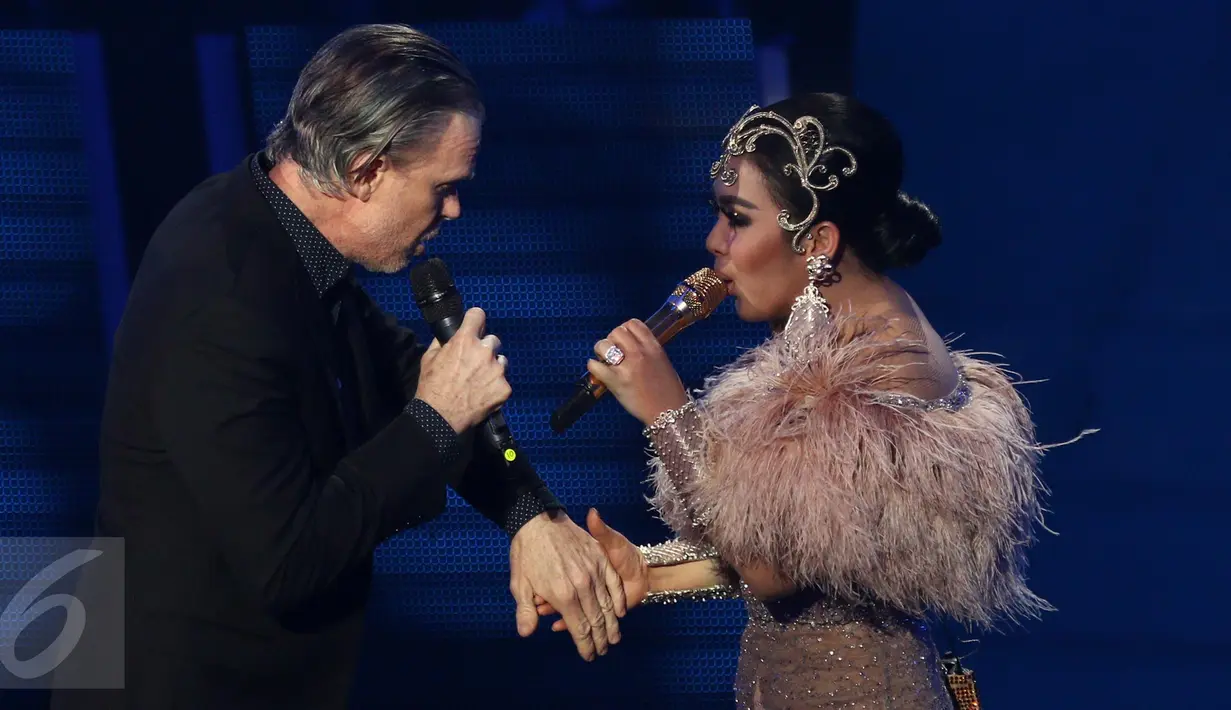 Penampilan Rick Price dan Syahrini di panggung Konser Raya 22 Indosiar, Jakarta, Rabu (11/1). Selain menghadirkan musisi papan atas Indonesia Konser Raya 22 Indosiar juga menghadirkan musisi internasional. (Liputan6.com/Herman Zakharia)