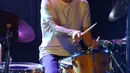 Drummer The Rolling Stones Charlie Watts tampil di atas panggung Olympia dalam konser dalam tur dunia band "Forty Licks" di Paris, Prancis, 12 Juli 2003. Kabar meninggalnya Charlie Watts dibagikan oleh The Rolling Stones melalui keterangan yang diunggah di akun Instagram mereka. (Eric Feferberg/AFP)