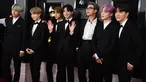 Boyband Korea Selatan, Bangtan Boys alias BTS saat hadir perdana pada perhelatan Grammy Awards 2019 di Staples Center, Los Angeles, Minggu (10/2). Member BTS tampil matching memakai tuksedo hitam, gaya klasik ala Amerika. (Jordan Strauss/Invision/AP)