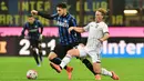 Bek Inter Milan, Danilo D'Ambrosio, berusaha melewati gelandang Palermo, Oscar Hiljemark. Pada laga itu Inter Milan lebih menguasai jalannya pertandingan dengan penguasaan bola 57 persen. (AFP/Giuseppe Cacace)
