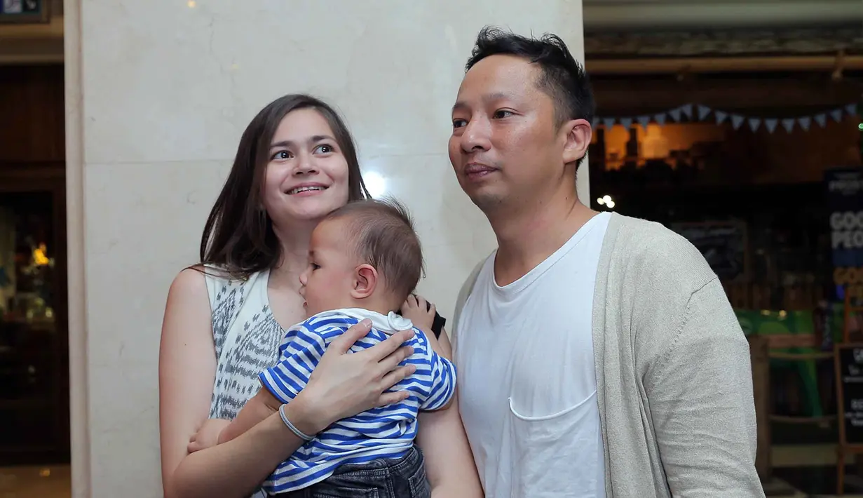 Ringgo Agus Rahman resmi mempersunting Sabai Morscheck pada Minggu, (7/6/2015). Pada Rabu, (24/2/2016) anak pertamanya, Bjorka Dieter Morscheck lahir. Pasangan ini sering membuat iri netizen terkait keharmonisan rumah tangganya. (Deki Prayoga/Bintang.com)