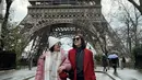 Ketika berkunjung ke menara Eiffel, keduanya tampil cerah dengan outfitnya. Febby mengenakan coat merah dipadukan halterneck dan mini skirt hitam.  [@febbyrastanty]