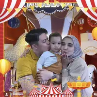 Zaskia sungkar hadir mengenakan atasan cream dengan kerudung bermotif. Sedangkan si kecil dengan overall cokelat dengan inner putih. (@zaskiasungkar15)