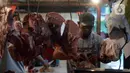 Pedagang membungkus daging sapi saat melayani pembeli di Pasar Perumnas, Jakarta, Selasa (19/1/2021). Harga daging sapi murni berada di atas Rp 120 ribu per kilogram dalam beberapa hari terakhir. (merdeka.com/Imam Buhori)