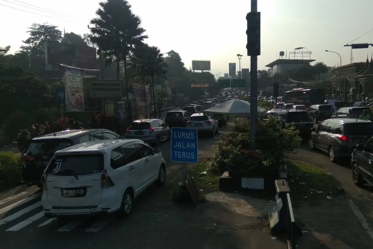 Suasana jalur Puncak pada hari kedua Lebaran, Kamis (6/6/2019)