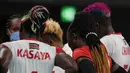 Para pemain tim Kenya berdiri bersama menunjukkan warna rambut mereka yang berbeda selama pertandingan babak penyisihan bola voli putri A antara Serbia dan Kenya pada Olimpiade Tokyo 2020 di Tokyo, Jepang, 29 Juli 2021. (AP Photo/Frank Augstein)