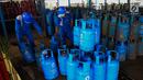 Petugas menata tabung gas 12 kg sebelum pengisian ulang di SPBE (Stasiun Pengisian Bahan Bakar Elpiji), Srengseng, Jakarta, Jumat (3/5/2019). PT Pertamina (Persero) menjamin pasokan LPG aman terkendali selama periode Ramadan hingga Lebaran dan tidak ada kenaikan harga. (Liputan6.com/Angga Yuniar)