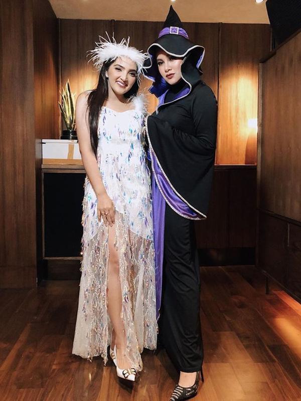 Acara ulang tahun Ashanty yang dapat kejutan dari Aurel dan teman-temannya, pakai kostum bidadari bak Halloween. (Sumber: Instagram/@aollaramlanaufar)