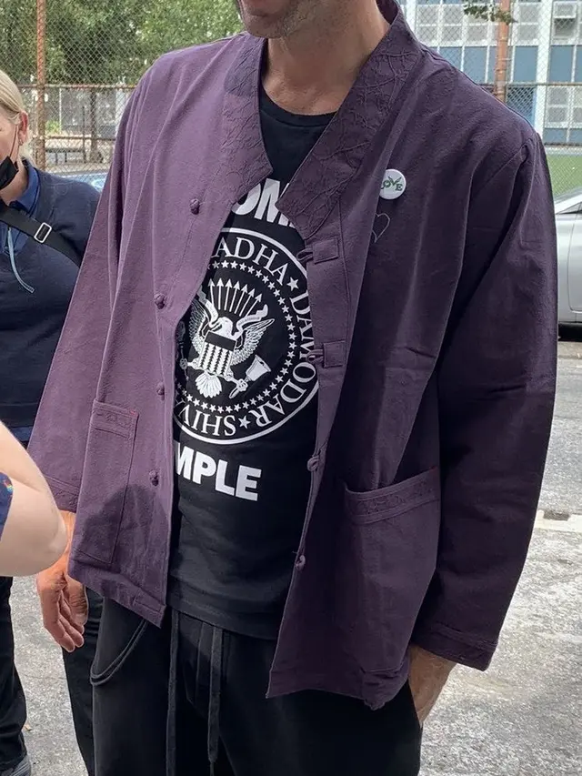 Chris Martin kenakan hanbok modern pemberian BTS/twitter @choi_bts2