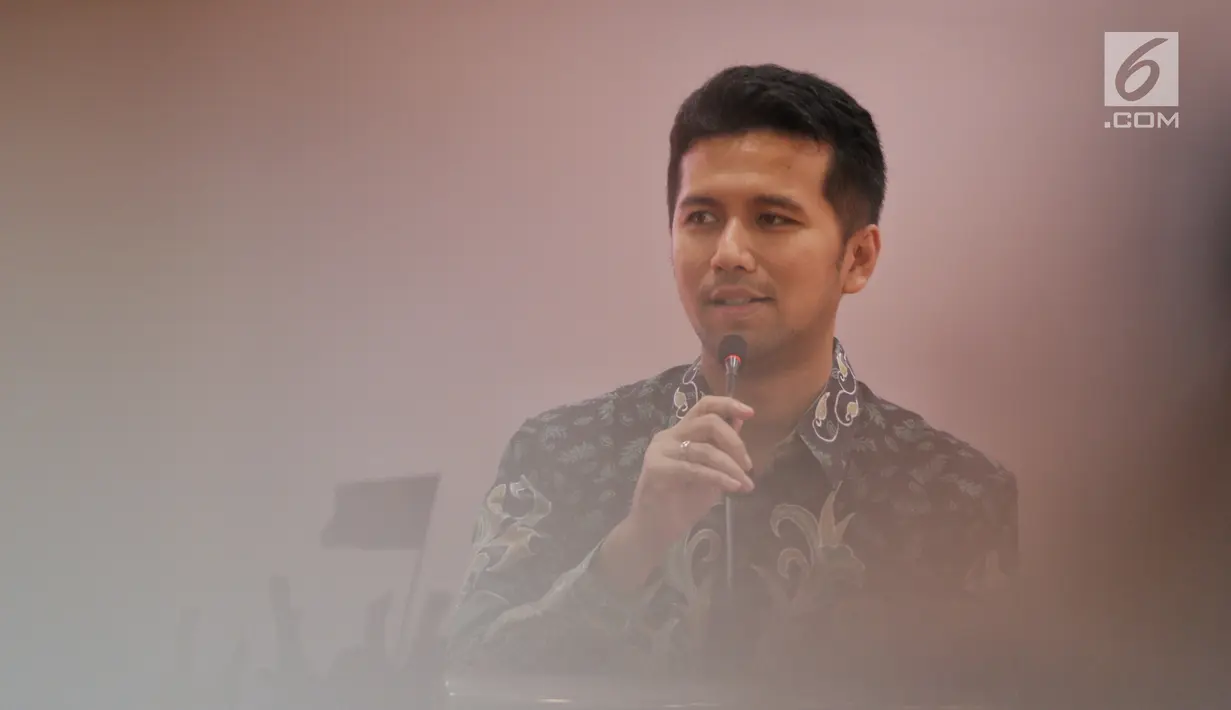Wakil Gubernur Jawa Timur Emil Dardak memberi pemaparan dalam dialog Jelajah Kebangsaan di Stasiun Gubeng, Surabaya, Kamis (21/2). Dialog bertema 'Mengikuti Semangat Arek Surabaya dalam mempersiapkan Indonesia Emas 2045'. (Liputan6.com/JohanTallo)