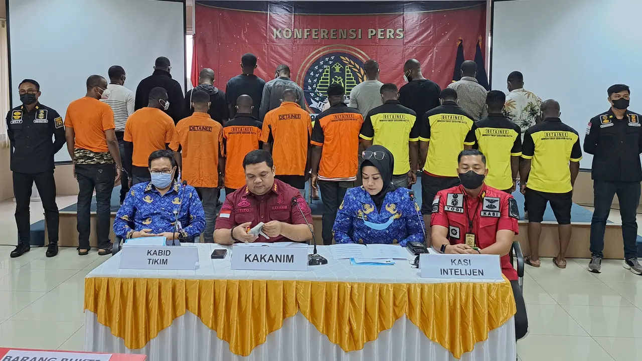Petugas Kantor Imigrasi Kelas I Khusus TPI Bandara Soekarno-Hatta mengamankan 20 WNA Asal Benua Afrika yang diduga kerap dikeluhkan warga karena kerap buat kegaduhan.