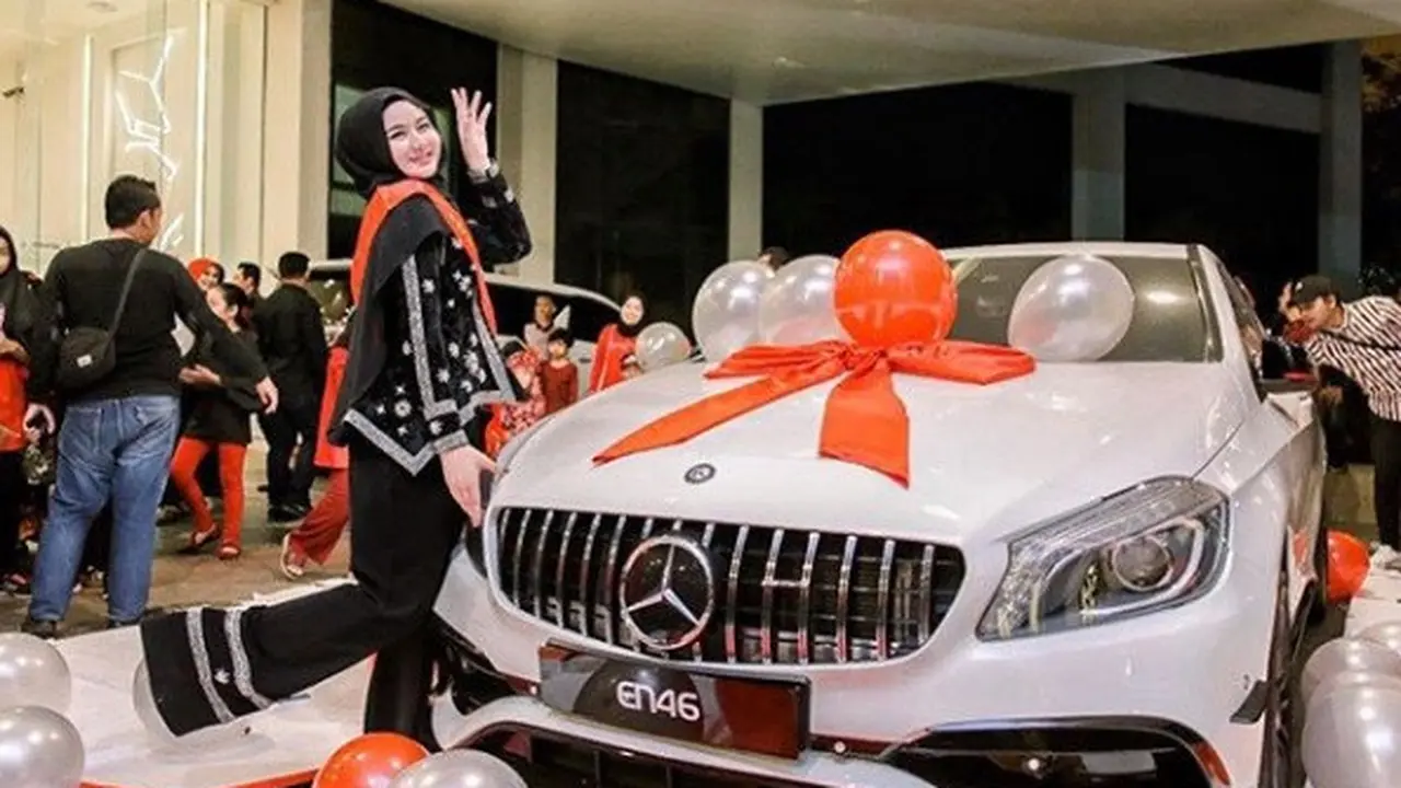 Viral gadis diberi hadiah mobil 5 Miliar (foto: Instagram @eynanan)