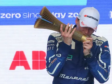 Pembalap&nbsp;Maserati MSG Racing,&nbsp;Maximilian Gunther mencium trofi setelah memenangkan balapan Jakarta E-Prix 2023 Round-11 yang berlangsung di Jakarta International E-Prix Circuit (JIEC), Ancol, Jakarta, Minggu (04/06/2023). (Bola.com/Bagaskara Lazuardi)