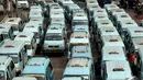 Sejumlah angkutan umum menunggu penumpang di Terminal Kampung Melayu, Jakarta, Selasa (18/11/2014). (Liputan6.com/Johan Tallo)