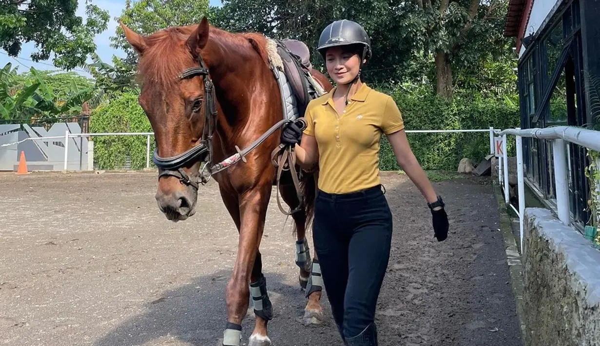 Vinessa Inez terbilang aktif menggunggah berbagai momen di media sosial. Ia juga beberapa kali mengunggah momen saat berolahraga dalam akun Instagram pribadinya. (Liputan6.com/IG/@vinessainez)
