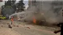 Petugas pemadam kebakaran mencoba memadamkan api setelah roket pemberontak menghantam rumah Sakit al- Dabit di kota Aleppo, Suriah, Selasa (3/5). Serangan tersebut menewaskan enam warga sipil dan puluhan lainnya luka-luka. (SANA/Handout via REUTERS)