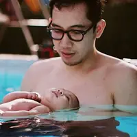 Penyanyi jazz Andien Aisyah mulai mengenalkan putranya renang. Anaku Askara Biru, anak pertama pasangan Andien dan Ippe baru berusia dua bulan. (Instagram/andienippekawa)