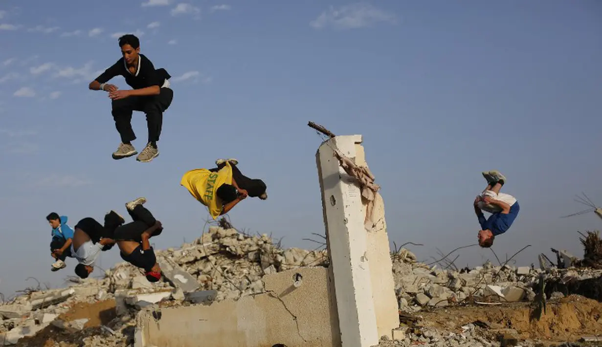 Parkour adalah olahraga gerak bebas. Melompat dari satu gedung ke gedung lain. Foto diambil pada Jumat (14/11/2014) (AFP Photo/Mohammed Abed)