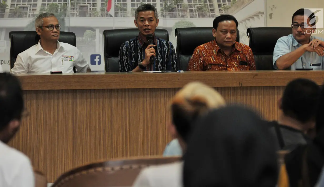 Komisioner KPU Wahyu Setiawan, Ketua Bawaslu Abhan, Direktur Program TKN Jokowi-Ma'ruf Aria Bima dan Direktur Relawan BPN Prabowo-Sandi Ferry Mursyidan Baldan memberikan keterangan mengenai hasil rapat persiapan Debat Capres keempat di Jakarta, Senin (25/3). (merdeka.com/Iqbal S Nugroho)