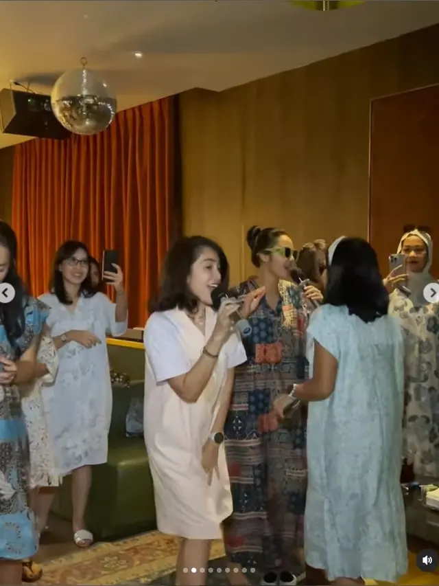 6 Potret Perayaan Ultah Ussy Sulistiawaty Bareng Sahabat, Meriah Pakai Daster