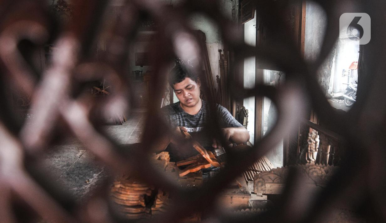 Pekerja menyelesaikan pembuatan rehal atau meja untuk Al-qur’an di Toko Mabruri 12, Klender, Jakarta, Rabu (13/4/2022). Penjualan rehal pada Ramadhan kali ini mengalami peningkatan hingga 50 persen dibandingkan tahun sebelumnya. (merdeka.com/Iqbal S Nugroho)