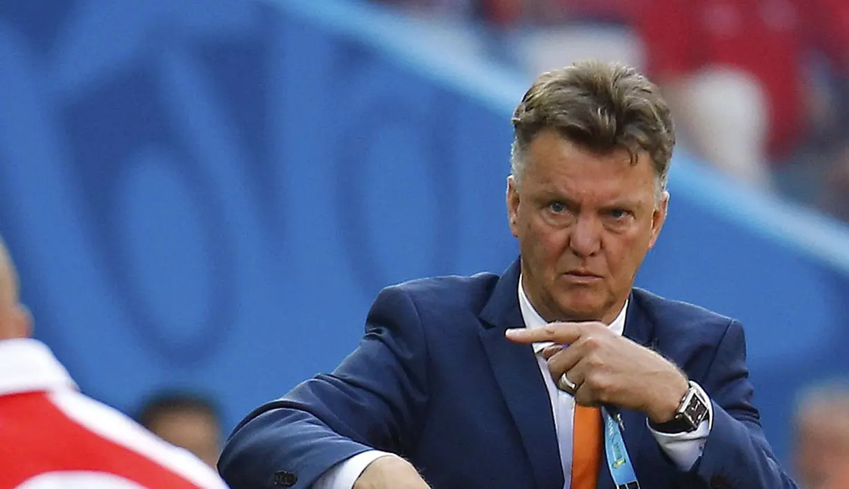 Louis van Gaal, pria berusia 62 tahun ini memiliki nama lengkap Aloysius Paulus Maria van Gaal. Usai ajang Piala Dunia 2014, pria kelahiran Amsterdam bersiap menangani klub Inggris, Manchester United. (REUTERS/Kai Pfaffenbach)