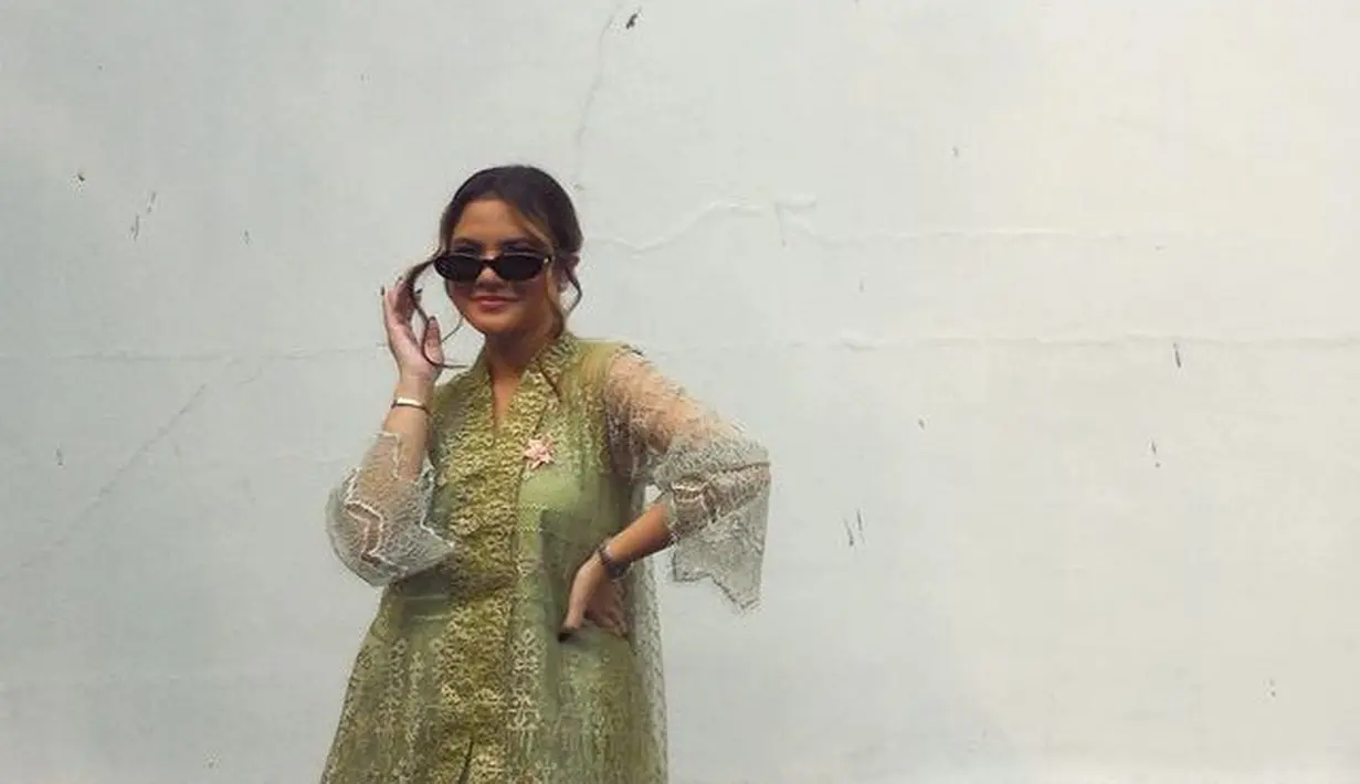 Kebaya hijau brokat model loose membuat tampilan lebih modern seperti Marsha Aruan, cukup padukan dengan kain batik coklat sebagai bawahannya. [@aruanmarsha]