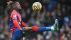 Setiap pesepak bola tentu memiliki impian untuk suatu saat memperkuat klub top semasa aktif berkarier. Namun jalan tak lazim diambil oleh 5 pemain di Liga Inggris berikut yang tetap setia berkarier bersama klub semenjana yang telah lama mereka bela. Siapa saja? (AFP/Glyn Kirk)