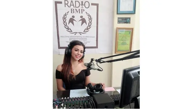 Potret Novi Rizki saat menjadi bintang tamu di salah satu radio di Indonesia.